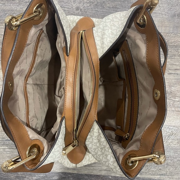 Michael Kors Purse! Perfect condition - Picture 3 of 5